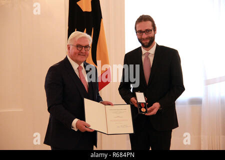 Jaroslav Ostrcilik (à droite), la République tchèque fondateur de l'événement de mars la réconciliation, à la mémoire des victimes de l'expulsion des habitants d'après-guerre allemande de Brno (Brunn), reçu une médaille du mérite de l'allemand Frank-Walter Steinmeier, président (à gauche) à Berlin, Allemagne, le 4 décembre 2018. (CTK Photo/Martin Weiser) Banque D'Images