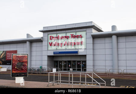 Darlington, Royaume-Uni. 4 décembre 2018. Le maire conservateur de la Tees Valley, Ben Houchen, a annoncé des plans pour prendre la lutte des Tees Valley Airport dans la propriété publique à un coût de £40 millions. Le plan a provoqué des critiques de la population contrôlée conseils.L'entrée de l'aéroport. Crédit : DAVID DIXON /Alamy Live News Banque D'Images