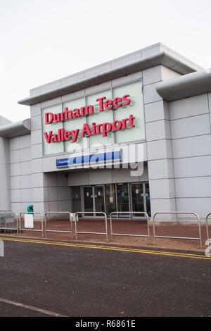 Darlington, Royaume-Uni. 4 décembre 2018. Le maire conservateur de la Tees Valley, Ben Houchen, a annoncé des plans pour prendre la lutte des Tees Valley Airport dans la propriété publique à un coût de £40 millions. Le plan a provoqué des critiques de la population contrôlée conseils.L'entrée de l'aéroport. Crédit : DAVID DIXON /Alamy Live News Banque D'Images