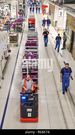 Leipzig, Allemagne. 08Th Nov, 2018. Un itinéraire train avec un combustible en tant que lecteur de ses voyages à travers l'usine BMW de Leipzig. Le même jour, une flotte de 70 trains route fonctionnant à l'hydrogène a été mis en service. Les trains sont l'itinéraire des véhicules de transport que le transport des pièces du vendeur pour les lignes d'assemblage. Au cours des cinq dernières années, onze tracteurs alimentés par des piles à combustible et les chariots élévateurs ont été utilisés à titre d'essai dans l'usine. L'utilisation de la technologie de l'hydrogène dans la logistique est considérée comme un test avant de l'utiliser sur la route. Crédit : Jan Woitas/dpa-Zentralbild/dpa/Alamy Live News Banque D'Images