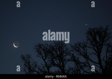 Pitlochry, Royaume-Uni. 4 décembre 2018. Météo. Un dernier croissant de lune et la planète Vénus, vu dans un ciel aube claire dans le Perthshire, Écosse.Credit : Allan Milligan/Alamy Live News Banque D'Images