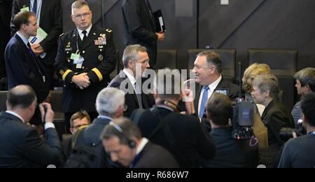 Bruxelles, Belgique. 08Th Nov, 2018. Secrétaire général de l'OTAN Jens Stoltenberg (centre gauche) parle avec Mike Pompeo, Secrétaire d'État des États-Unis, (centre droit), au cours de l'OTAN les ministres des affaires étrangères parle le 4 décembre 2018, à Bruxelles, Belgique. Sur le côté gauche est vue sous-secrétaire général de l'OTAN Rose Gottemoeller. Credit : Jakub Dospiva/CTK Photo/Alamy Live News Banque D'Images