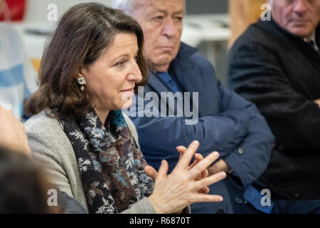 Agnès BUZYN, Ministre des solidarités et de la Santé a visité la maison de Rodolphe. Visiter la Maison de Rodolphe. Un centre d'hébergement et de réinsertion sociale et d'urgence et d'Insertion Accueil jour, elle peut accueillir jusqu'à 161 personnes. Rodolphe's house est géré par l'Association Foyer Notre-Dame des Sans-Abri. Banque D'Images