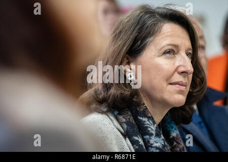 Agnès BUZYN, Ministre des solidarités et de la Santé a visité la maison de Rodolphe. Visiter la Maison de Rodolphe. Un centre d'hébergement et de réinsertion sociale et d'urgence et d'Insertion Accueil jour, elle peut accueillir jusqu'à 161 personnes. Rodolphe's house est géré par l'Association Foyer Notre-Dame des Sans-Abri. Banque D'Images