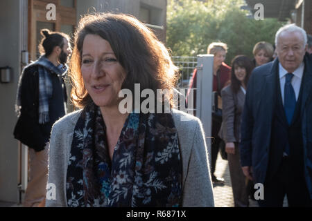 Agnès BUZYN, Ministre des solidarités et de la Santé a visité la maison de Rodolphe. Visiter la Maison de Rodolphe. Un centre d'hébergement et de réinsertion sociale et d'urgence et d'Insertion Accueil jour, elle peut accueillir jusqu'à 161 personnes. Rodolphe's house est géré par l'Association Foyer Notre-Dame des Sans-Abri. Banque D'Images