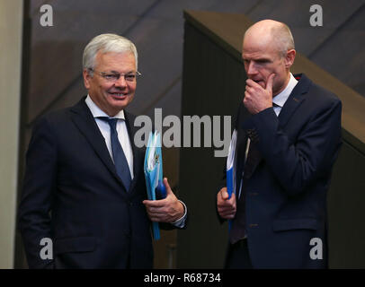 Bruxelles, Belgique. 9Th Jul 2018. Belgique Le ministre des Affaires étrangères, Didier Reynders (L) et ministre néerlandais des affaires étrangères Stef Blok parlent pendant une session de la réunion des ministres des affaires étrangères de l'OTAN avec leurs homologues géorgiens et ukrainiens à Bruxelles, Belgique, le 4 décembre 2018. Credit : Ye Pingfan/Xinhua/Alamy Live News Banque D'Images