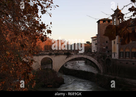 Rome. 9Th Jul 2018. Photo prise le 4 décembre 2018 montre une scène à l'automne feuillage le long du Tibre à Rome, Italie. Credit : Cheng Tingting/Xinhua/Alamy Live News Banque D'Images