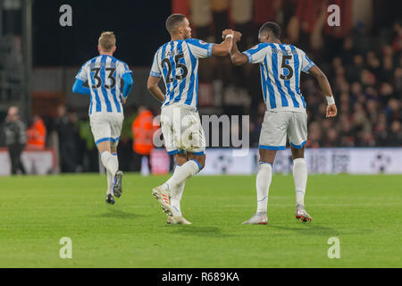 Bournemouth, Royaume-Uni. 9Th Jul 2018. Terence Kongolo de Huddersfield Town est félicité par coéquipier Mathias Zanka¿J rgensen au cours de la Premier League match entre l'AFC Bournemouth et Huddersfield Town au stade de vitalité, Bournemouth, Angleterre le 4 décembre 2018. Photo de Simon Carlton. Usage éditorial uniquement, licence requise pour un usage commercial. Aucune utilisation de pari, de jeux ou d'un seul club/ligue/dvd publications. Credit : UK Sports Photos Ltd/Alamy Live News Banque D'Images