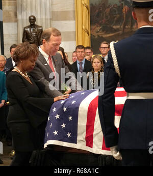 Washington DC, USA. 4 Décembre, 2018. HW. De Bush fils Neil Bush payng hommage au Président H.W. Bush dans la rotonde de l'United States Capitol. Photo par Dennis Brack Crédit : Dennis Brack/Alamy Live News Banque D'Images