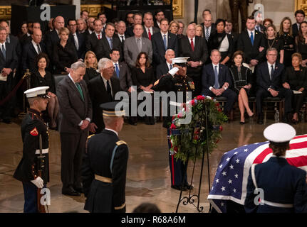 Chef de la minorité du Sénat américain Chuck Schumer (démocrate de New York) et United States Chef de la majorité au Sénat Mitch McConnell (républicain du Kentucky) déposer une couronne de fleurs sur le cercueil contenant les restes de l'ancien Président des États-Unis George H. W. Bush au cours d'une cérémonie à l'ancien président, qui se situera dans la région dans la rotonde du Capitole le Lundi, Décembre 3, 2018. Credit : Ron Sachs/CNP (restriction : NO New York ou le New Jersey Journaux ou journaux dans un rayon de 75 km de la ville de New York) dans le monde entier d'utilisation | Banque D'Images