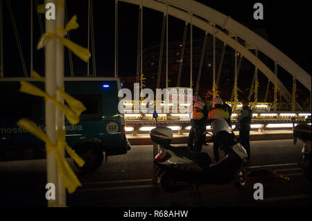 Barcelone, Espagne. 4 Décembre, 2018. Une centaine de personnes sont venus à un lien de liens massif jaune pour réclamer la liberté des prisonniers politiques. La loi a remplacé la police anti-émeute en raison de la recrudescence de la violence par des groupes violents liés à l'extrême droite. Charlie Perez/Alamy Live News Banque D'Images