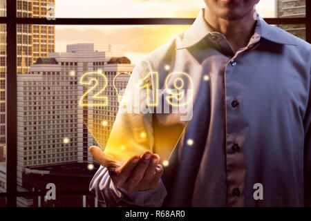 Businessman showing digital 2019 nombre de ses mains. Concept d'entreprise. Bonne Année 2019 Banque D'Images