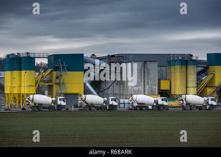 L'usine de production de béton/usine avec des camions de transport de béton en face d'elle Banque D'Images