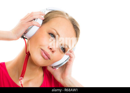 Jolie jeune femme à l'écoute de sa musique favorite en casque hi-fi, danser, profiter de l'air, avoir un moment pour elle-même Banque D'Images