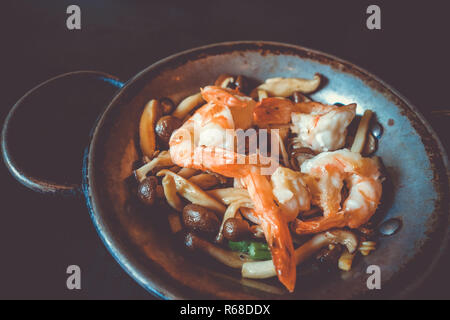 Traditionnel japonais teppanyaki de crevettes, de l'alimentation de la plaque chaude Banque D'Images