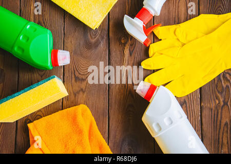 Concept de nettoyage. Aérosols et des gants en caoutchouc sur un sol en bois backgroun Banque D'Images