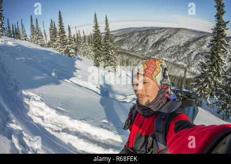 Skieur freerider selfies les hommes dans les montagnes enneigées Banque D'Images
