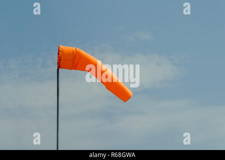 Chaussettes de vent d'orange sur fond de ciel bleu Banque D'Images