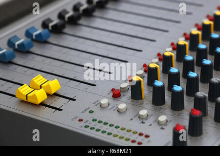 Close up audio control console de mixage sonore Banque D'Images