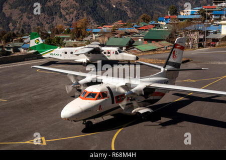 L'aéroport de Lukla, Népal, sommet, Let L-410 Turbolet Air arrivant comme Tara Air Dornier 228-212 taxis à partir d'aéronefs Banque D'Images