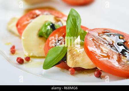 Salade de tomate et mozzarella au basilic et au vinaigre balsamique et huile d'olive Banque D'Images