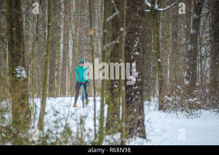 Le cycliste de vélo de cyclocross dans la forêt enneigée en hiver. Entraînement d'hiver en plein air concept Banque D'Images