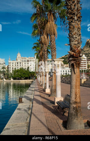 Une vue sur le port maritime dans la ville d'Alicante, Costa Blanca, Espagne, Europe Banque D'Images