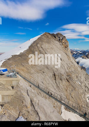 Mt. Titlis, Suisse - 12 octobre 2015 : vue depuis le sommet de la montagne, Titlis Cliff Walk suspension bridge avec des gens sur-le sur la partie inférieure Banque D'Images