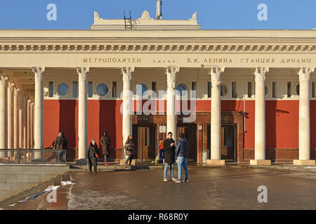 La station de métro Dinamo Moscou, sur la ligne Zamoskvoretskaya. Il est situé sous l'avenue Leningradsky, et nommé d'après le stade Dinamo à proximité. Entrée privée Banque D'Images