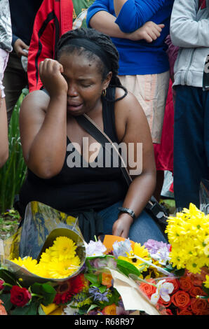 Jeanette Hlongwane pleure comme elle et d'autres personnes se rassemblent à l'extérieur de l'ancien Président Nelson Mandela's house à Houghton, Johannesburg, le vendredi 6 décembre 2013. Le vétéran est décédé jeudi soir. PHOTO : EVA-LOTTA JANSSON Banque D'Images