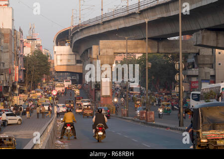 Les frais généraux et le trafic réseau ferroviaire de Jaipur, Rajasthan, Inde Banque D'Images