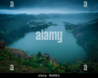 Ciel d'orage sur Sete Cidades Banque D'Images