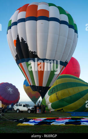 Ballons gonflés au King valley hot air balloon festival à Victoria, en Australie. Banque D'Images