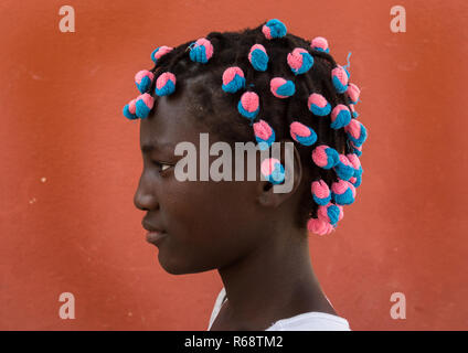 Portrait d'une fille avec les Angolais coiffure typique faite de tresses avec des chouchous souples, province de Benguela, Angola, Catumbela Banque D'Images