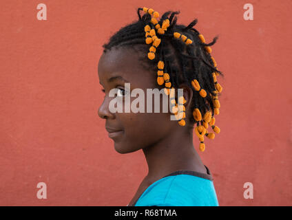 Portrait d'une fille avec les Angolais coiffure typique faite de tresses avec des chouchous souples, province de Benguela, Angola, Catumbela Banque D'Images