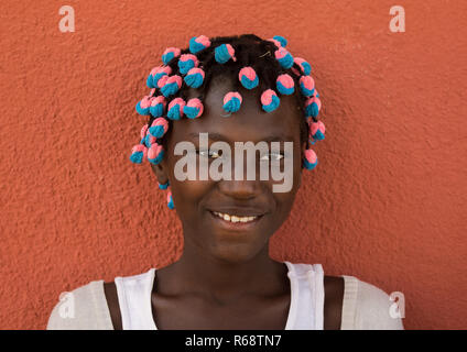 Portrait d'une fille avec les Angolais coiffure typique faite de tresses avec des chouchous souples, province de Benguela, Angola, Catumbela Banque D'Images