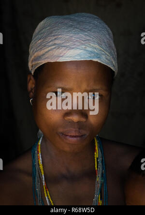 Tribu Bushmen San (portrait de femme), la province de Huila, Chibia, Angola Banque D'Images