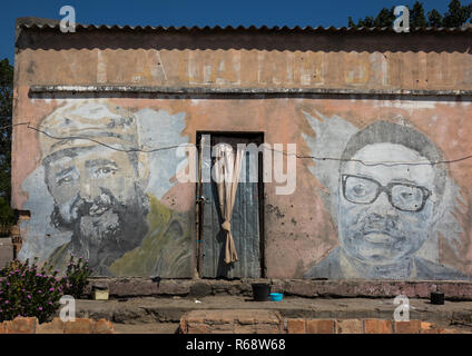 Ancienne peinture murale de propagande communiste de Fidel Castro et d'Agostinho Neto, province de Huila, Angola, Vilhambundu Banque D'Images