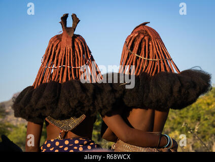 Les jeunes femmes de la tribu Himba, province de Cunene, Oncocua, Angola Banque D'Images