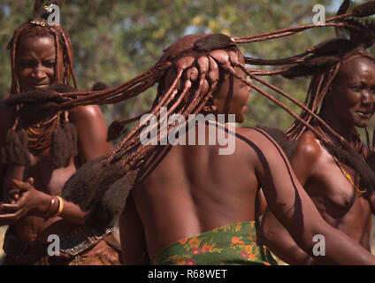 Les femmes de la tribu Himba danse, province de Cunene, Oncocua, Angola Banque D'Images