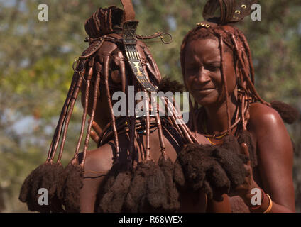 Les femmes de la tribu Himba danse, province de Cunene, Oncocua, Angola Banque D'Images