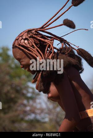 Tribu Himba jeune femme dansant, province de Cunene, Oncocua, Angola Banque D'Images