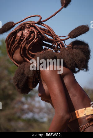 Tribu Himba jeune femme dansant, province de Cunene, Oncocua, Angola Banque D'Images