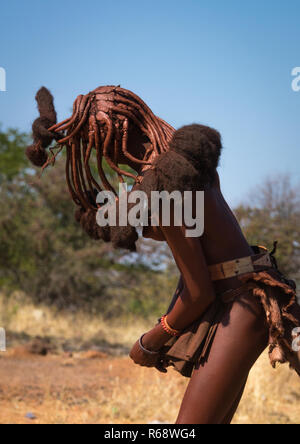 Tribu Himba jeune femme dansant, province de Cunene, Oncocua, Angola Banque D'Images