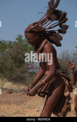 Tribu Himba jeune femme dansant, province de Cunene, Oncocua, Angola Banque D'Images