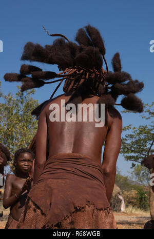 Tribu Himba jeune femme dansant, province de Cunene, Oncocua, Angola Banque D'Images