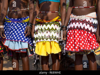 Tenue traditionnelle des femmes des tribus Mudimba, province de Cunene, Cahama, Angola Banque D'Images