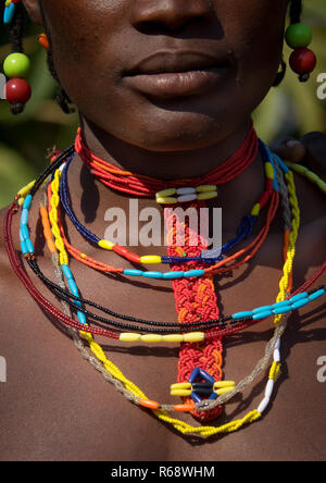 Bijoux traditionnels de Mudimba tribu femme, province de Cunene, Cahama, Angola Banque D'Images