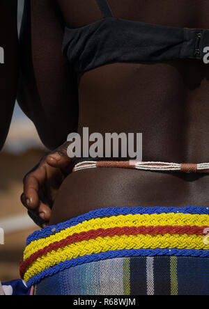 Tenue traditionnelle de la tribu Mudimba femme, province de Cunene, Cahama, Angola Banque D'Images