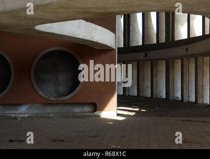 Cine Estudio, un cinéma abandonné de l'ère coloniale portugaise, la province de Namibe, Namibe, Angola Banque D'Images